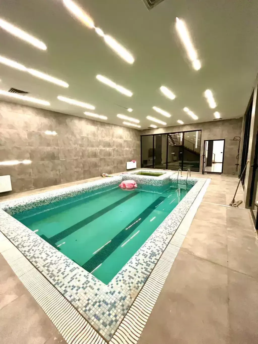 اجاره باغ ویلا سرپوشیده وروباز  ابگرم(تماس بگیرین)
