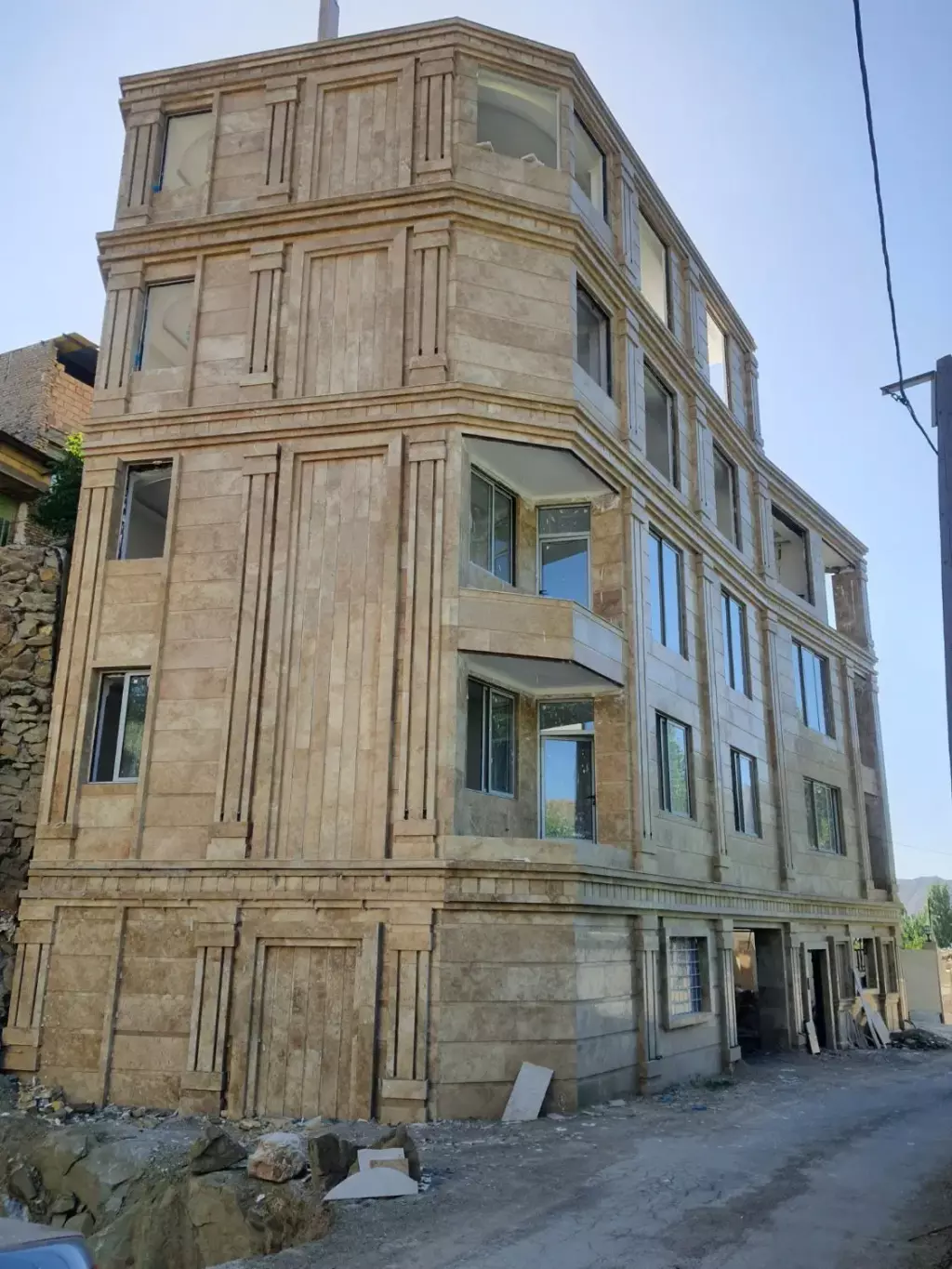 140 متر پنت هاوس شهمیرزادبا تراس روباز و روف گاردن - تصویر 2
