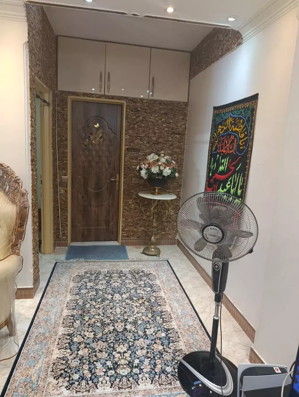 یک باب واحد مسکونی شامل سه طبقه و دو سرویس