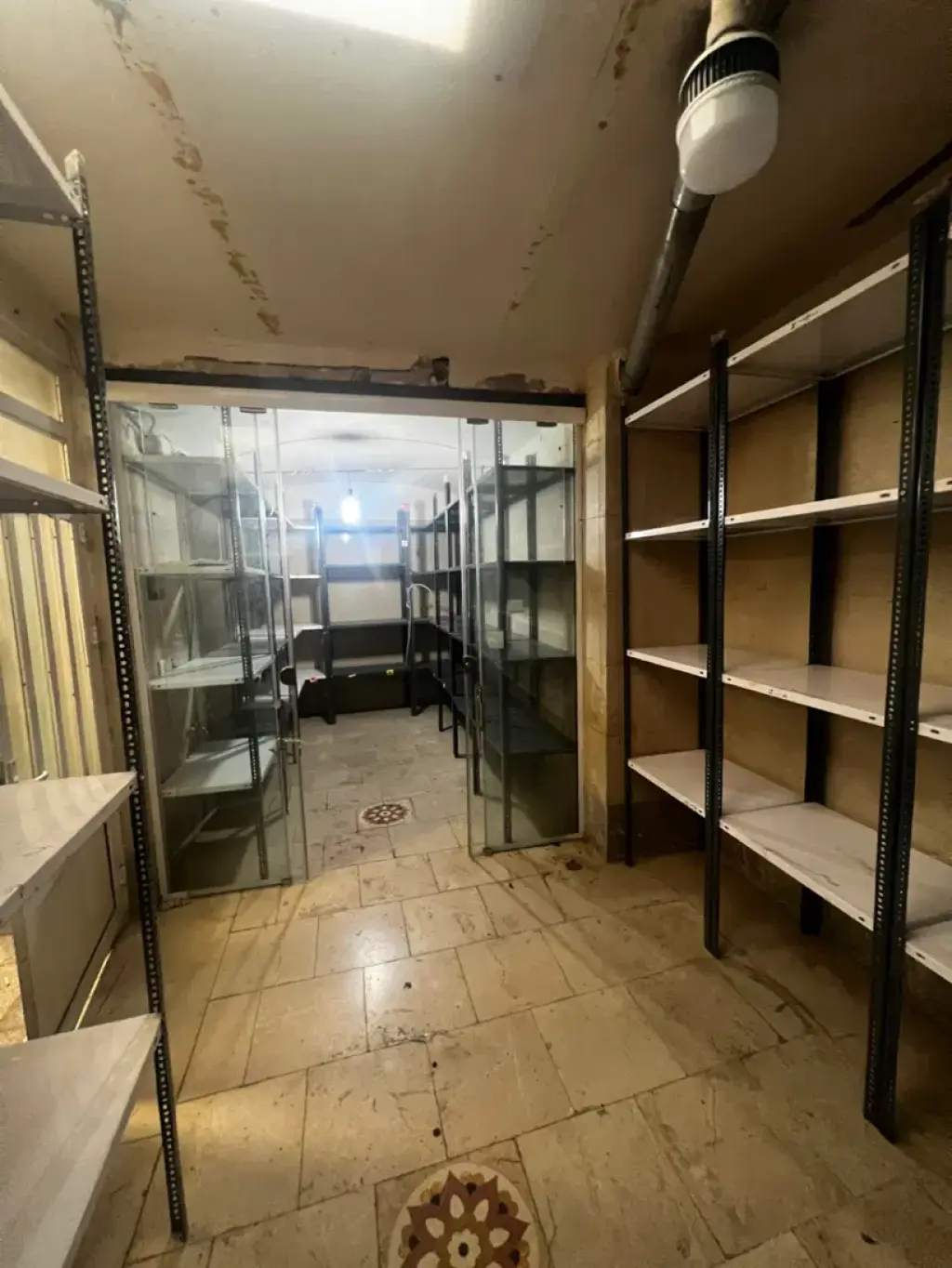 اجاره اداری و تجاری 24 متری در بازار