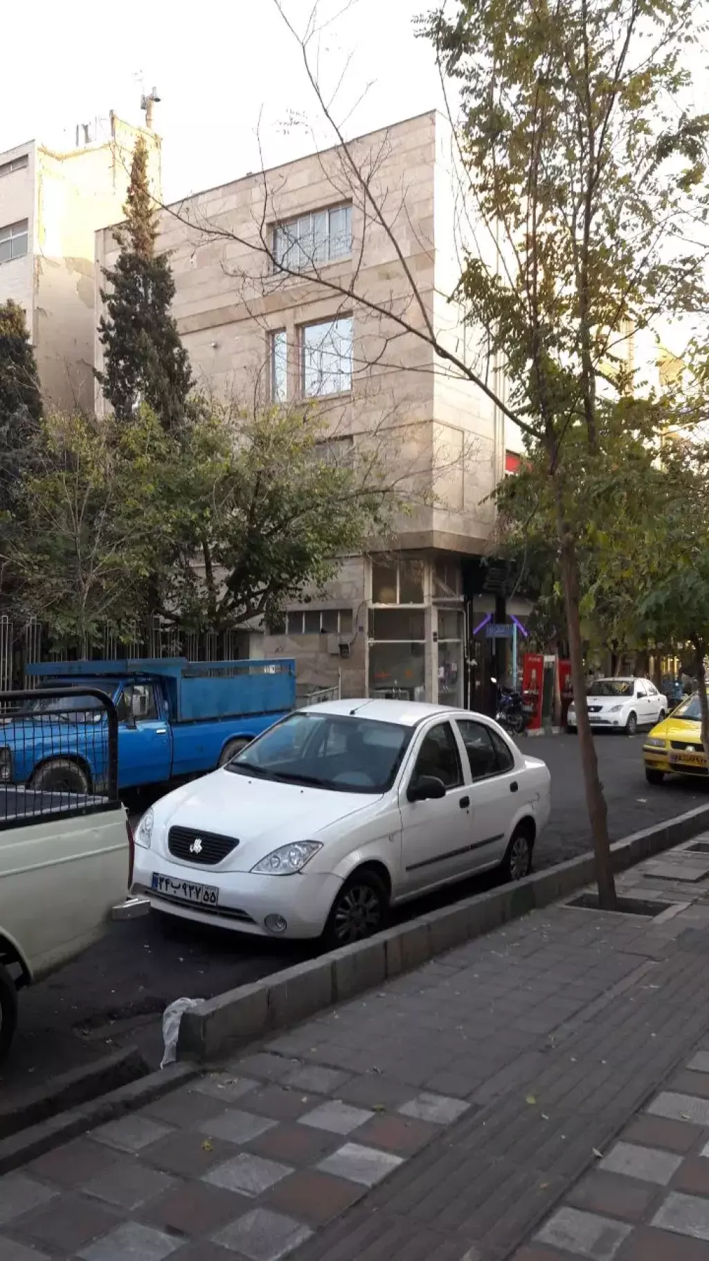 200 متر تجاری