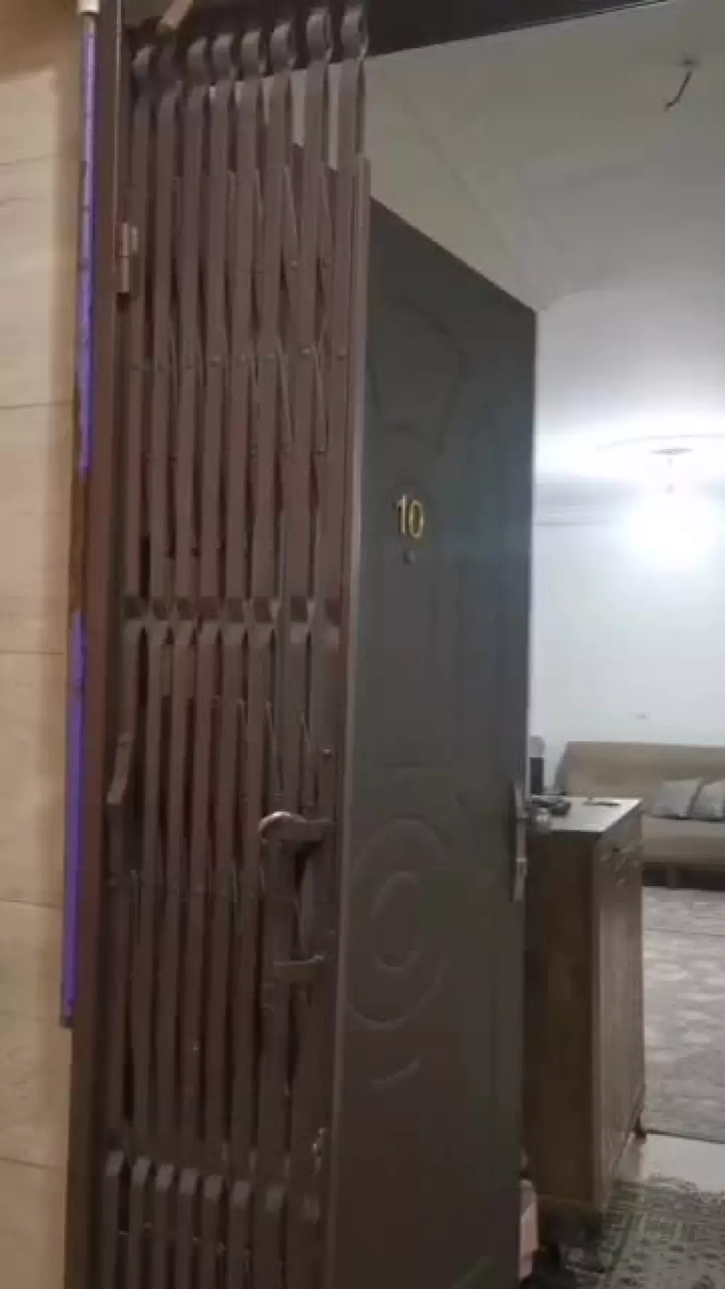 64متر . آسانسور دار . بالکن .