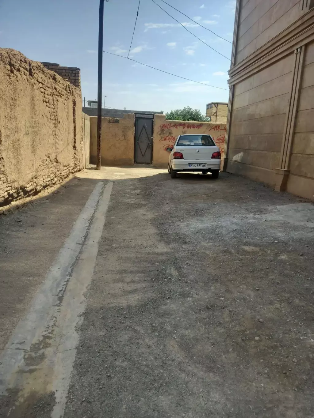 چهاردیواری مسکونی در فاصله 80 کیلومتری تهران